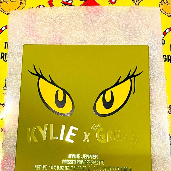 Kylie x The Grinch Pressed Powder Palette - Picture 3 of 4